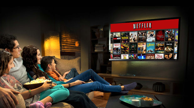Famiglia che guarda in TV Netflix